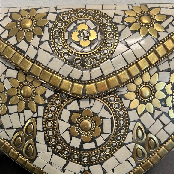 Antik Kraft | Metal Heart Gold & Cream Mosaic Purse w/ Crossbody - Picture 5 of 13